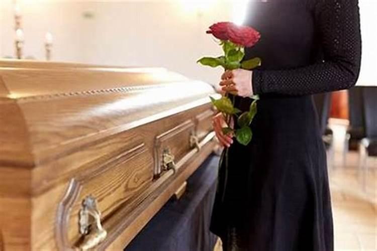 梦见开车碰到人家抬着棺材走买什么奖