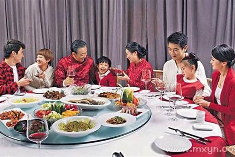 我梦见和自己家人在一起吃饭!!这是什么预兆？