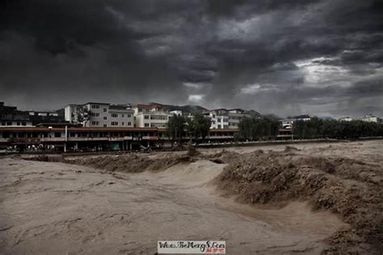 孕妇梦见下大雨发大水了