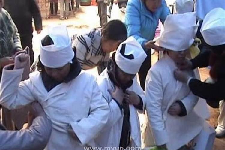 梦见别人穿孝衣是什么意思？