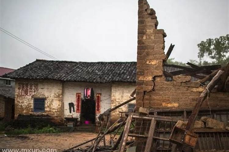 梦见房子突然倒塌把人砸死了是什么意思