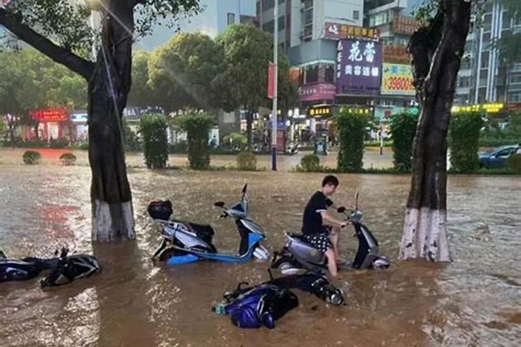 梦见有人被水淹解梦 代表坏事要将近吗