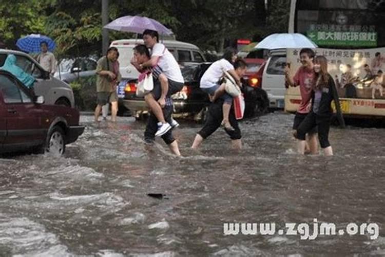 梦见发洪水自己被困是什么意思？