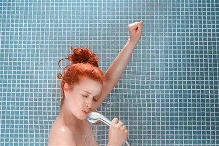 女人梦见洗屁股是什么意思？