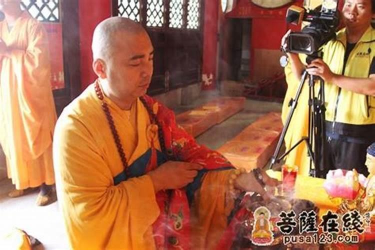 宝应中秋节民间有种烧香习俗...是圆锥形的有一米多高·放在家家门口烧...