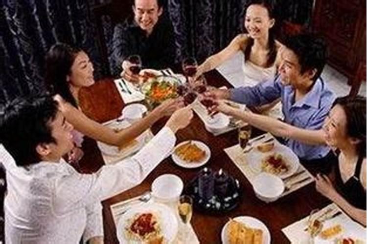 梦见多年不见的朋友请我吃饭的预兆