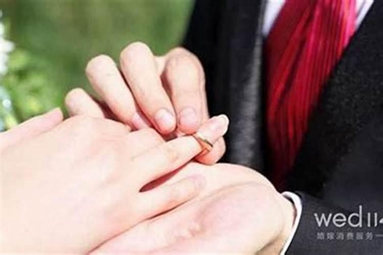 女人梦到自己骑摩托车