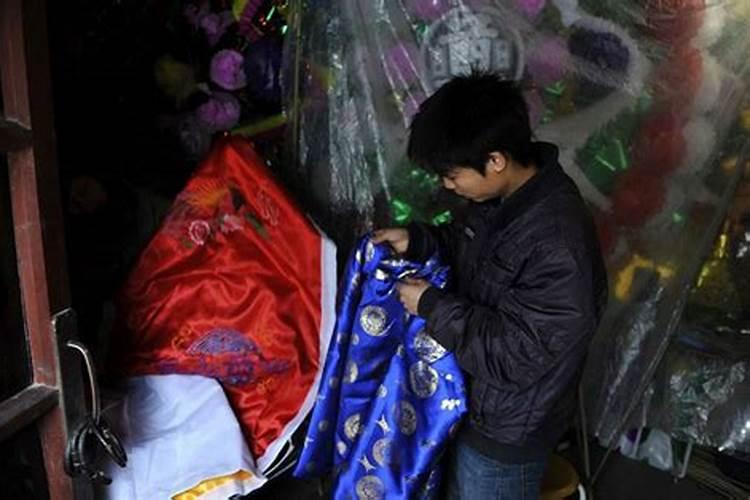 梦见死去的人穿红色寿衣的预兆