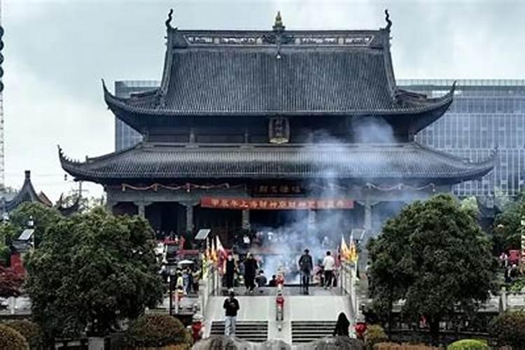 梦见好多红色的鱼在水里游的预兆