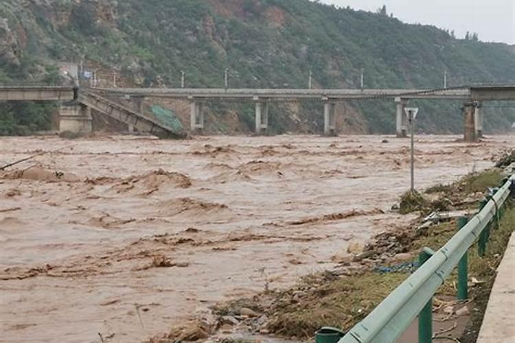 梦见下雨涨水淹没道路是什么意思