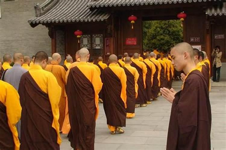 现杜农村不好请和尚吗 说请和尚要罚款叫到寺庙里弄 寺庙一会儿要几千...
