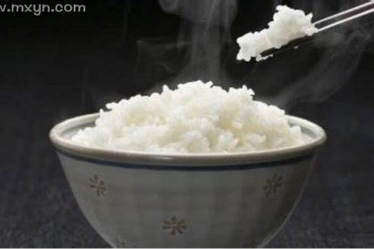 梦见吃大米饭是什么意思？