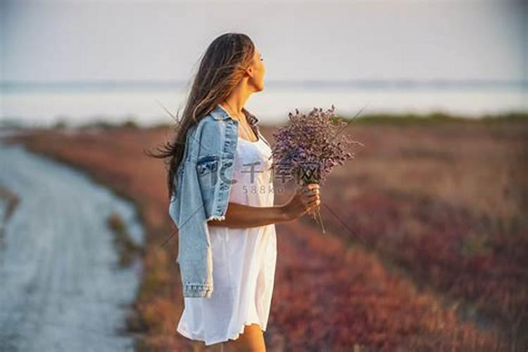 女人梦见路边的花很漂亮