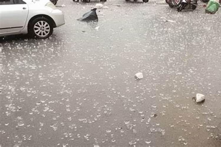 除夕夜打雷下冰雹什么征兆？