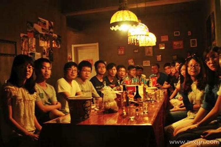 梦见同学聚会吃饭什么意思？