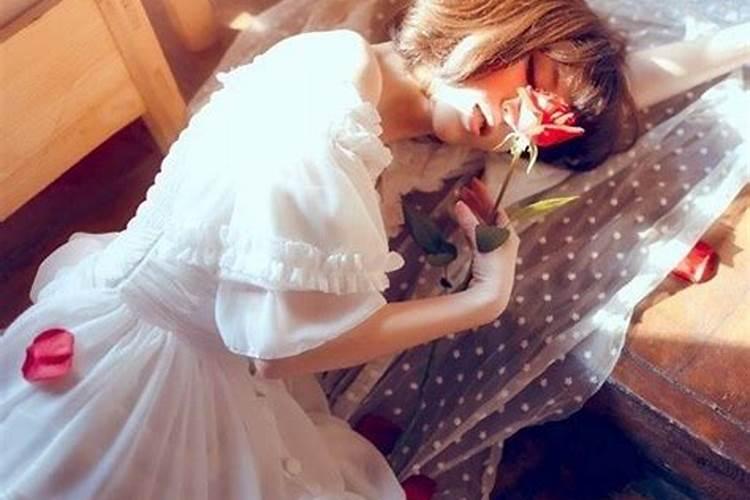 梦见刚去世的妈妈给我做无袖红衣服