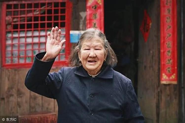梦见已经死了很久的外公外婆居然活了过来了还很年轻,还说话的 后来又死...