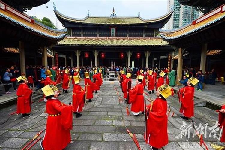 春节、清明节、端午节、中秋节、重阳节、泼水节的礼仪习俗