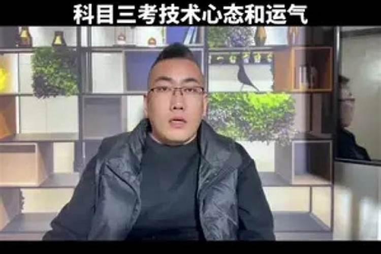 我属龙的女1988年农历8月12早上8点,五行如何