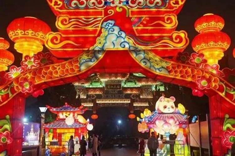北京的春节除夕热闹在哪方面？用自己的话概括成几个要点。
