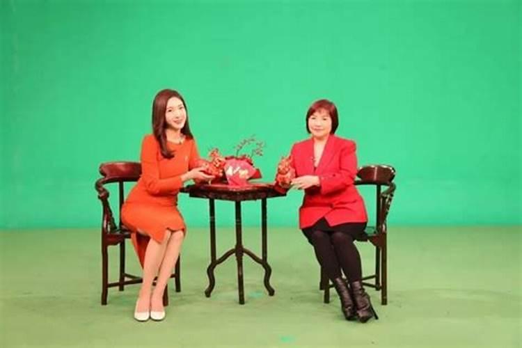 凤凰卫视台每年麦玲玲的生肖运程这个节目放在什么栏目里了？2012年是...