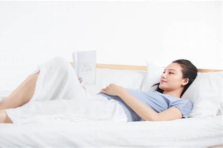 别人欠了八万元一直不还,他有一处住宅,我可以告他吗