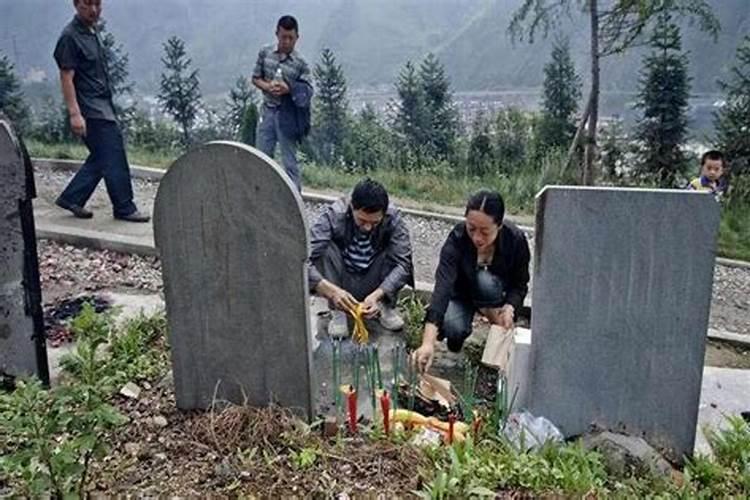 农历七月十五不给亲人上坟可以么？