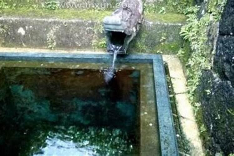 梦见坟墓有泉水涌出喝了是什么意思？