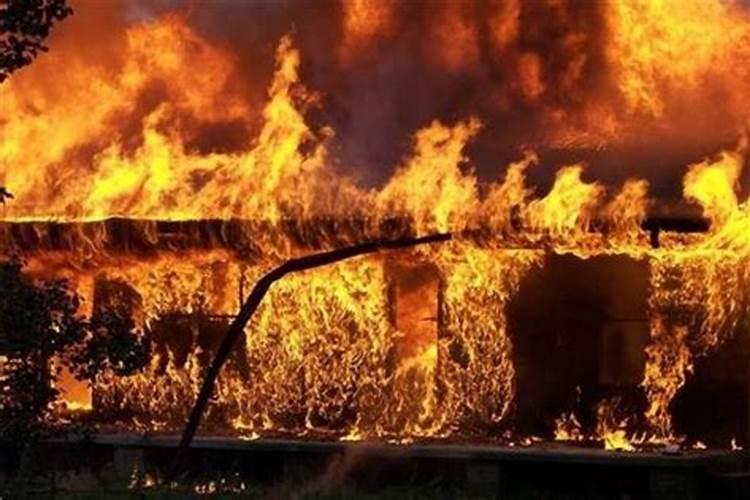 孕妇梦见邻居家着火了扑灭