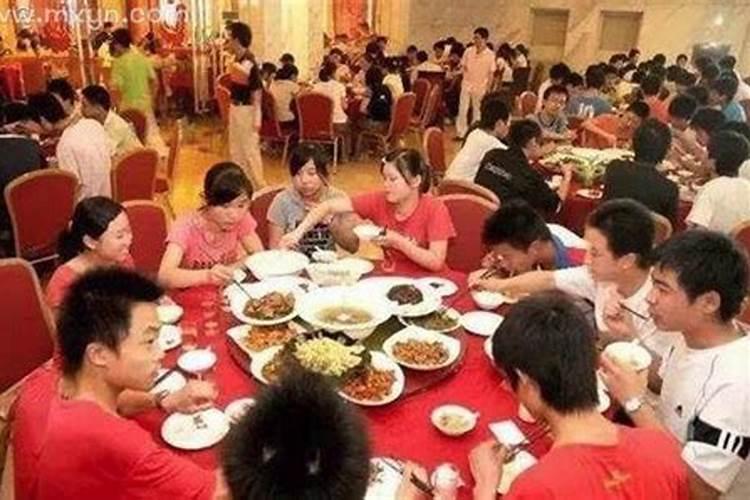 梦到好多人一起吃饭是什么征兆