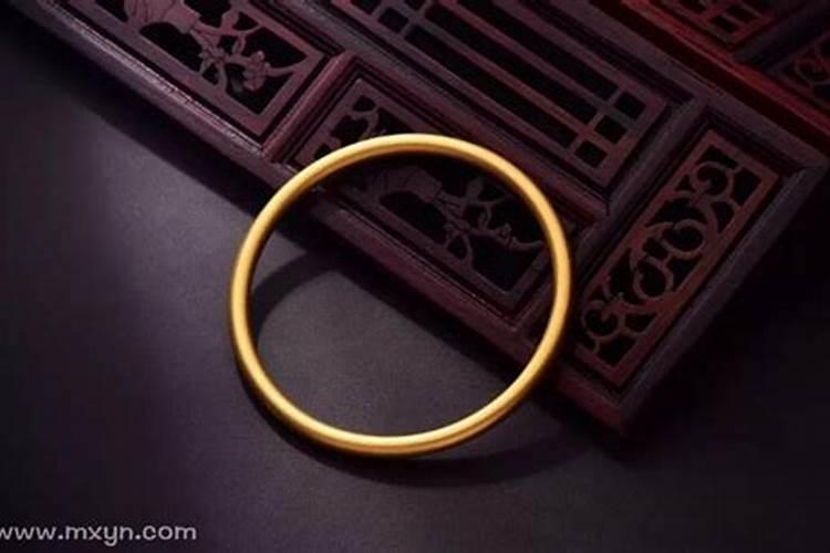 梦见和别人一起捡黄金首饰预示着什么