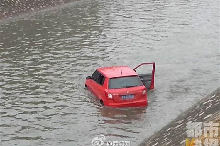 梦见连车带人掉到水里了的预兆