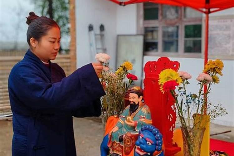 女人梦见红色的蛇有什么预兆
