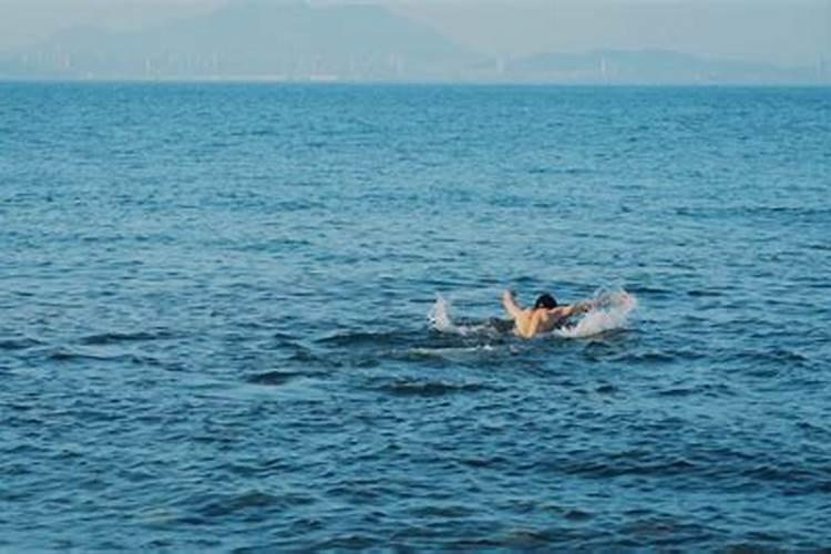 梦见在深海里游泳逃生的预兆