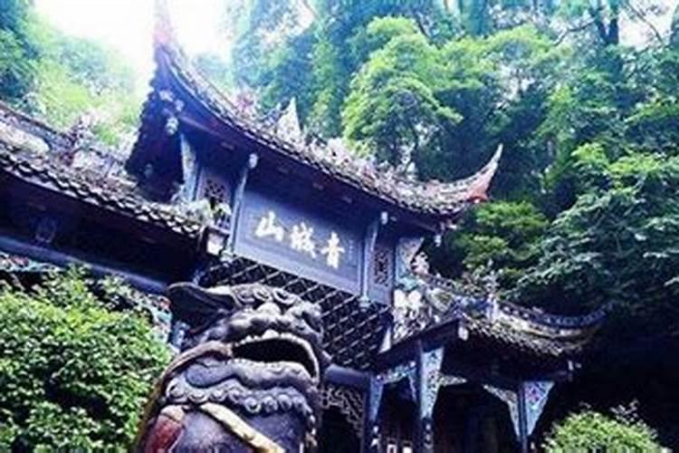 四川青城山和武当山道观里每天的生活各是什么样的？
