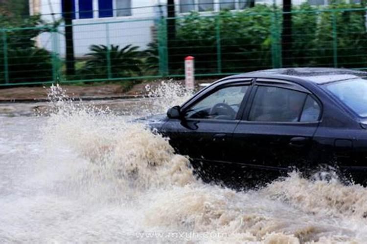 梦见下大雨是什么兆头梦见下大雨是什么预兆