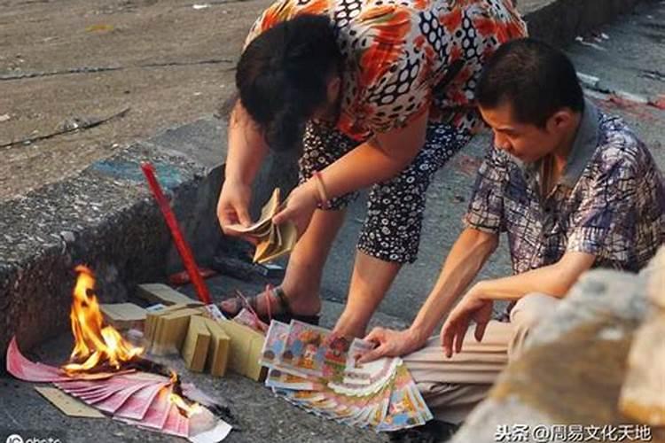 妈去世过百天了,七月十五可以去墓地烧泜吗？