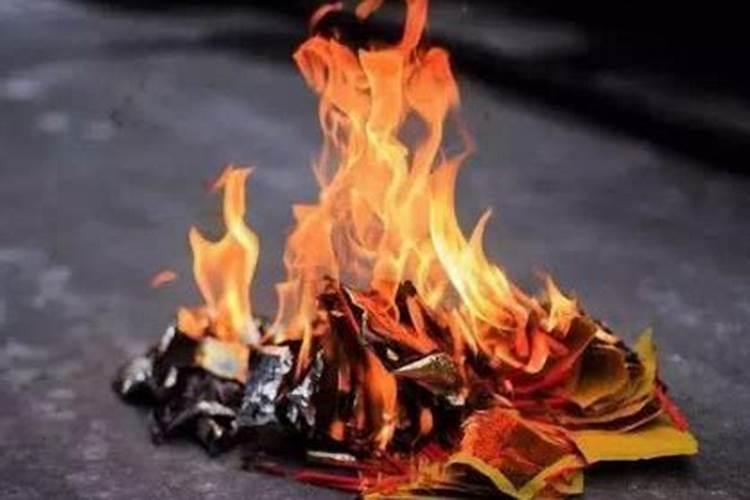 为什么去完寺庙祈福之后,回到家当晚就肚痛肚泻？次日还好像发低烧？难道...