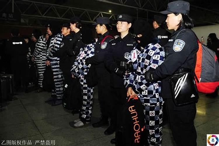 “失去了妈妈失去了半边天”这句歌词出自哪里？