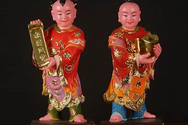 站在财神旁边的两位童子是什么？