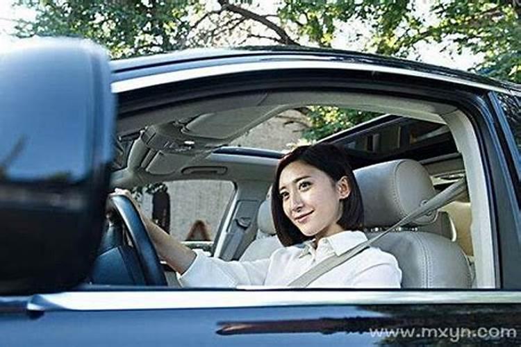 中年女人梦见自己开车