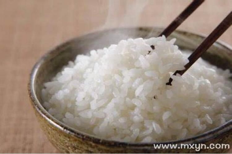 梦见吃米饭是什么意思 梦见吃米饭的意思