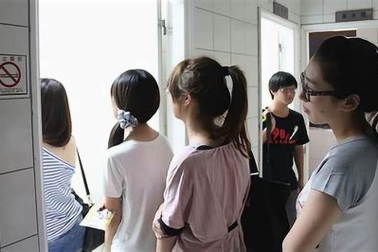 梦见在女厕所出现很多男人