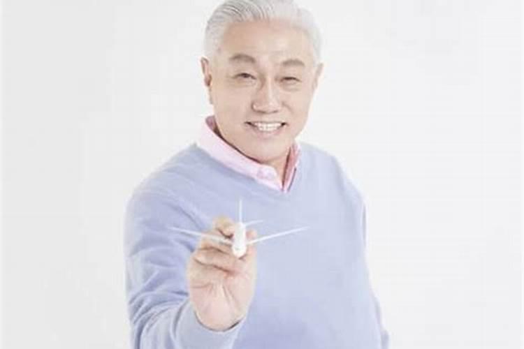 梦见老人回老家是什么意思