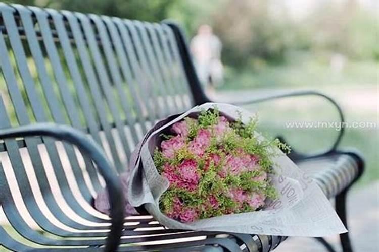 给老人送花圈,怎样写挽联？