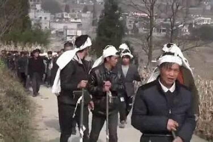 梦见抬死人棺材