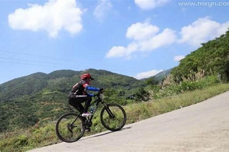 梦见骑电动车路途崎岖