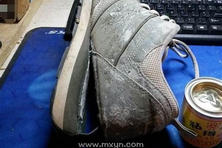 梦到自己的鞋破了是什么意思