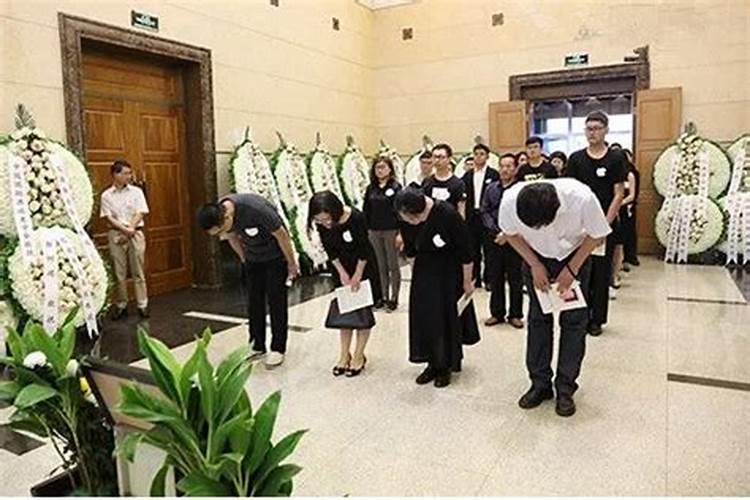 给去世的人送衣服净什么方法送？