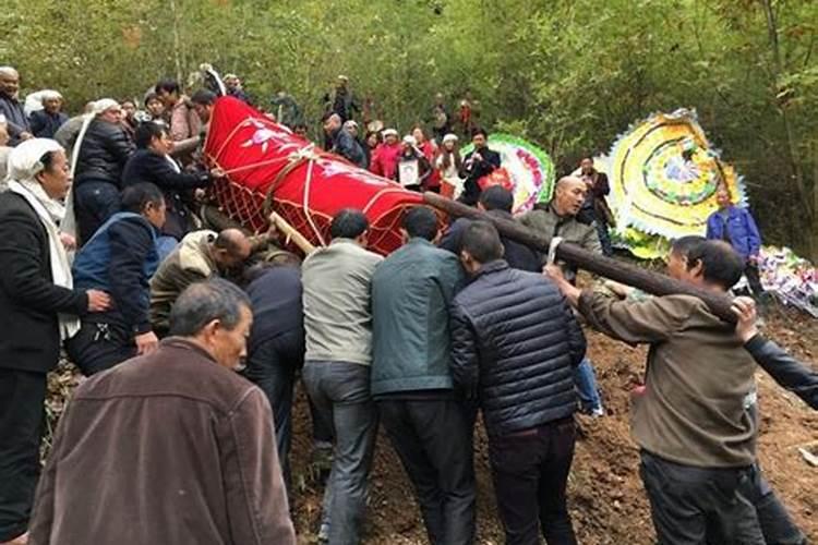 梦见自家与邻居家同时砌房子